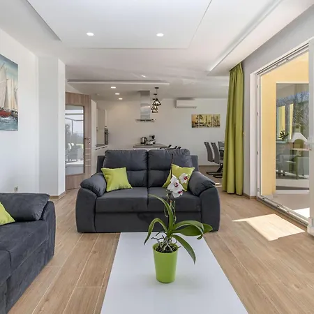 Stunning In Kostrena With Kitchen Zurkovo